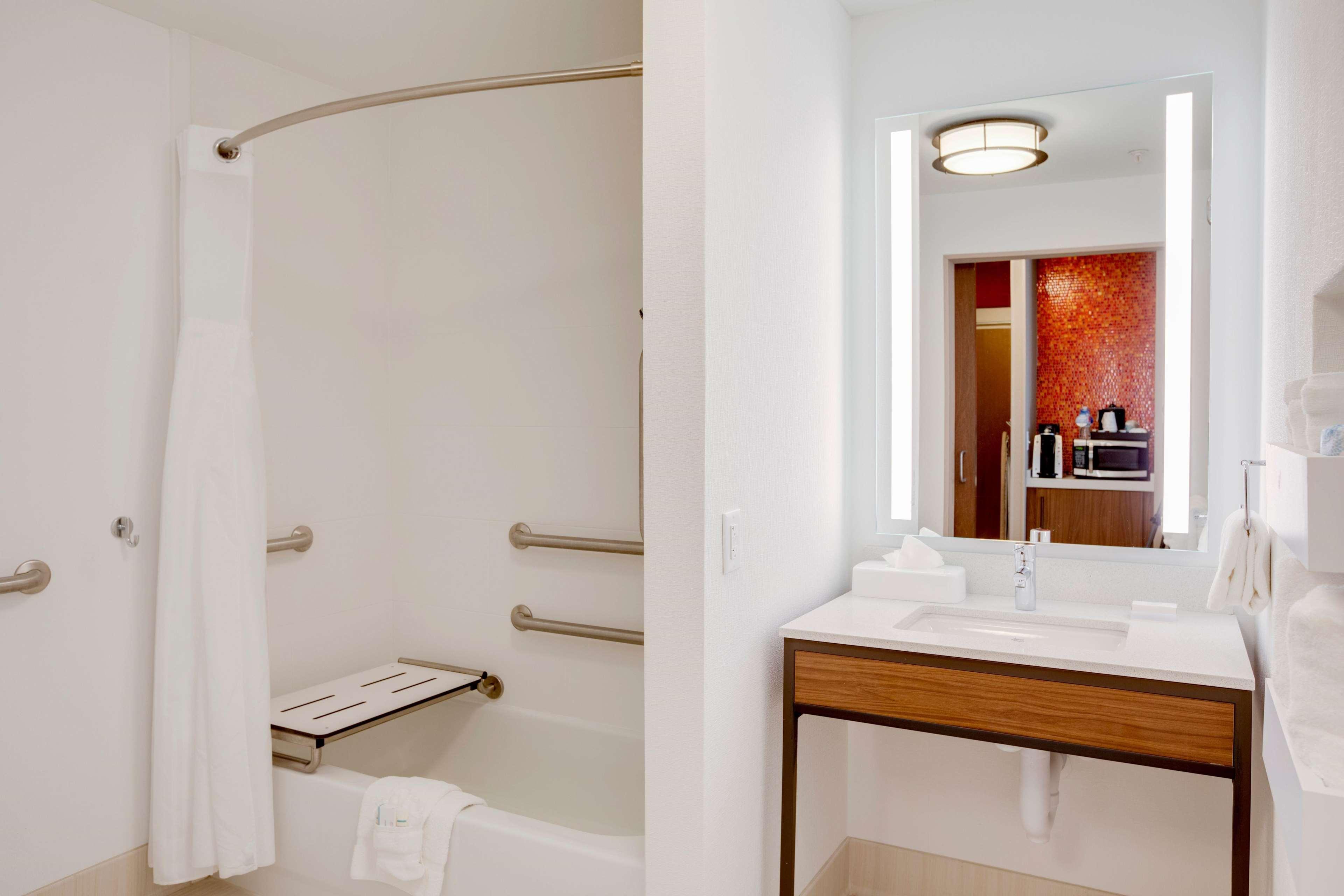 Hilton Garden Inn Oklahoma City Airport Экстерьер фото