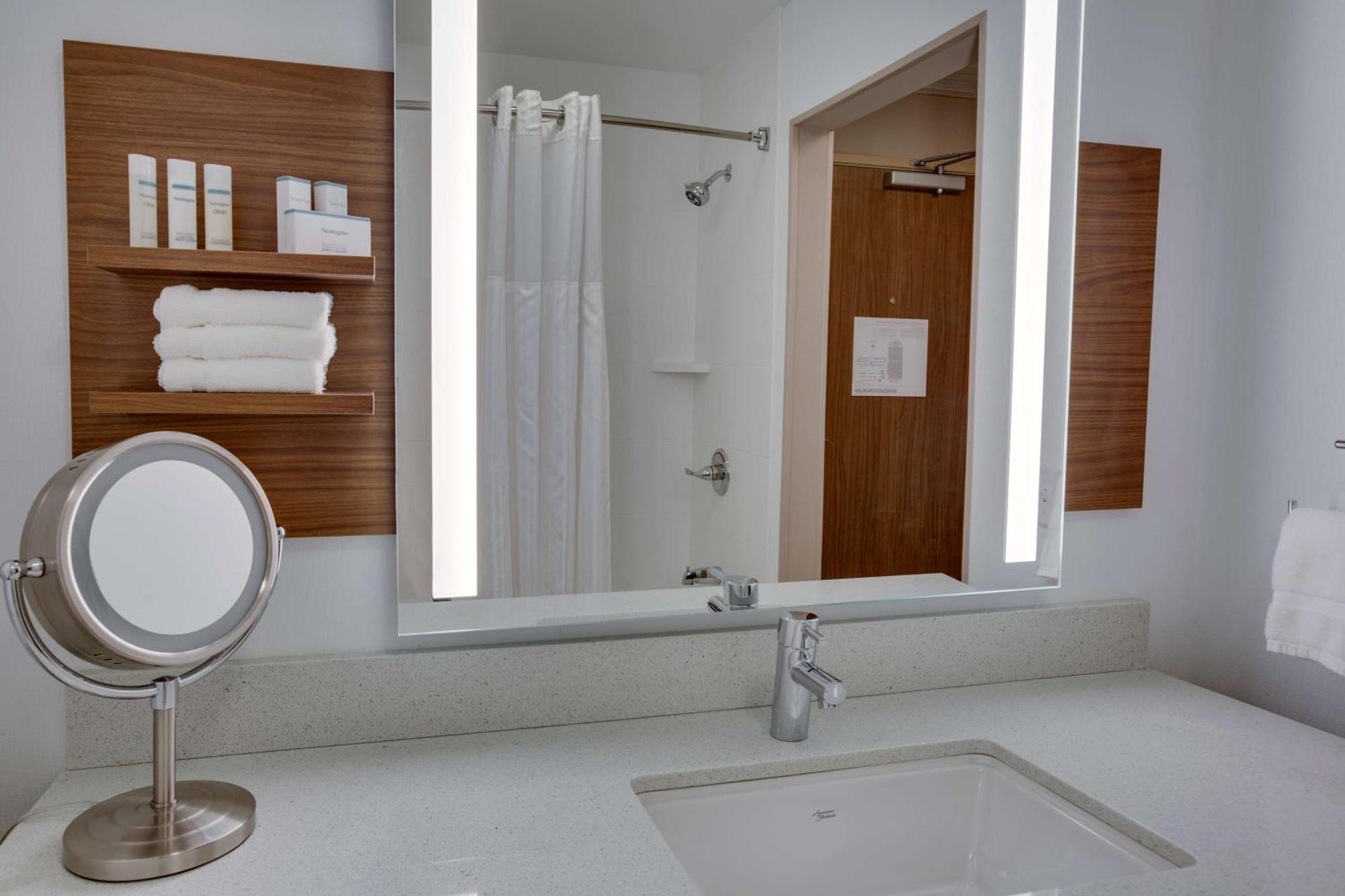 Hilton Garden Inn Oklahoma City Airport Экстерьер фото